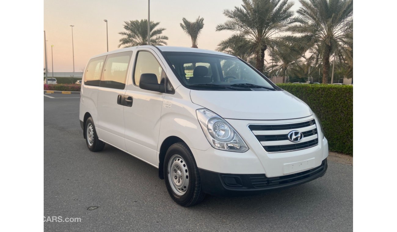 Hyundai H-1 Hoynday H1 model 2017 9 seat GCC  full automatic accident free original pant very very good conditio