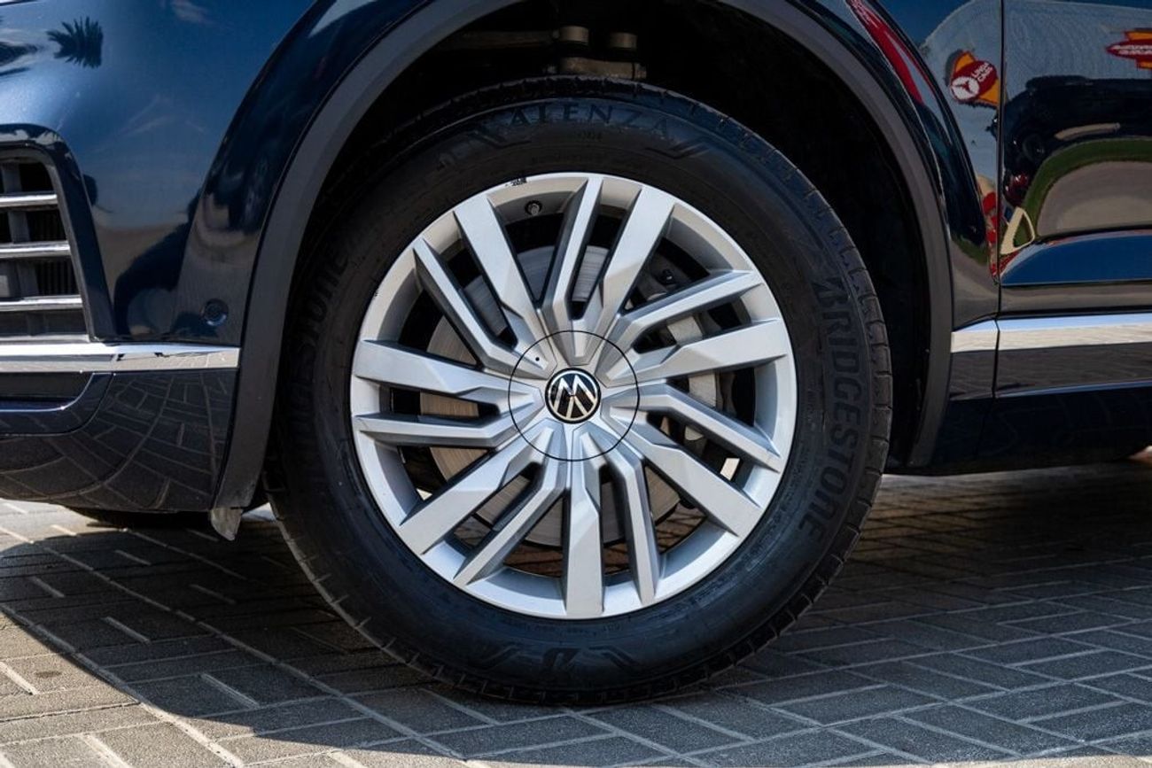 Volkswagen Touareg Atmosphere 3.0L Volkswagen Touareg 2023 GCC under Agency Warranty and Service Contract with Flexible