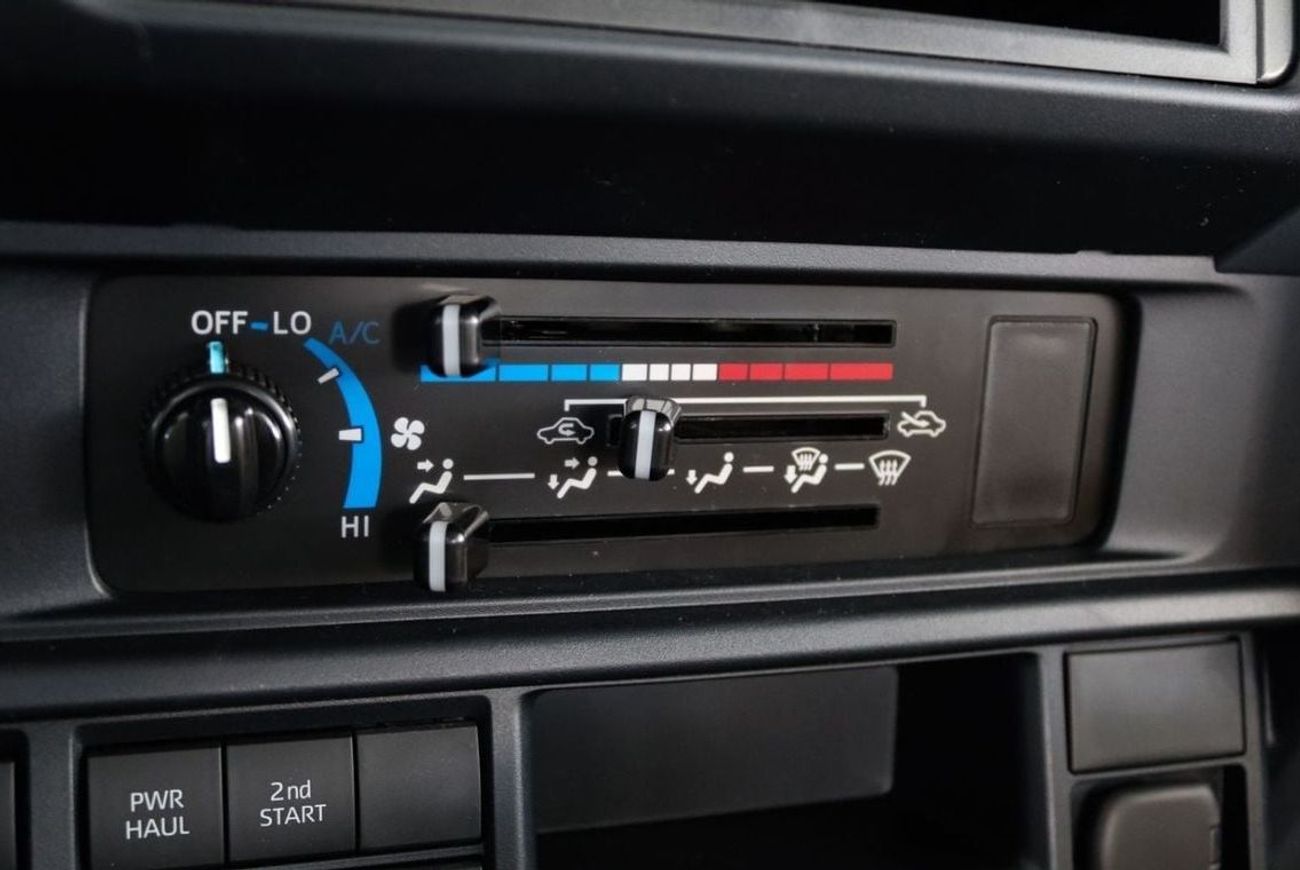 تويوتا لاند كروزر 70 2025 TOYOTA LAND CRUISER GRJ 78 4.0 V6 AUTOMATIC **التصدير فقط خارج الخليج****EXPORT ONLY**