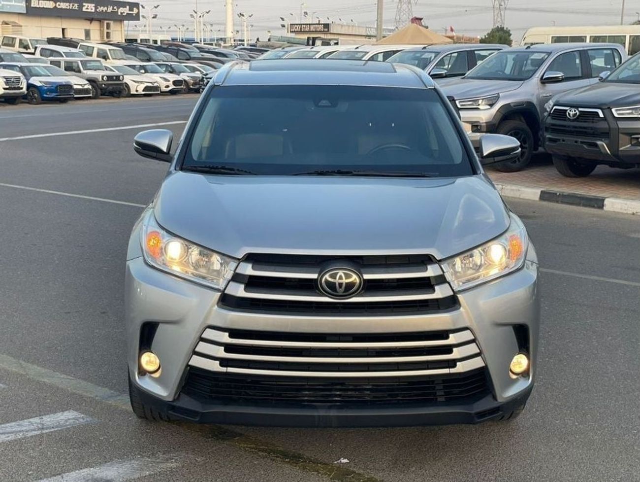 تويوتا هايلاندر 2018 Toyota Highlander XLE 3.5L V6 Full Option Sunroof 7 Leather Seats - Radar & BSM Auto Trunk -