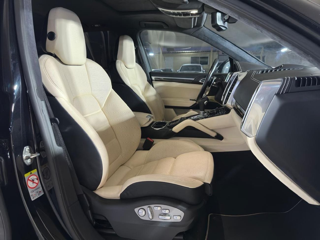 Porsche Cayenne Turbo S 4.8L (570 HP) 2016 | CARBON CERAMIC BRAKES (PCCB) | CARBON INTERIOR PACKAGE | SUNROOF
