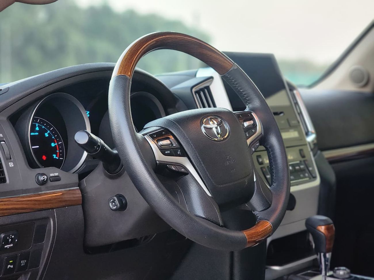 تويوتا لاند كروزر VXR V8 UPGRADE