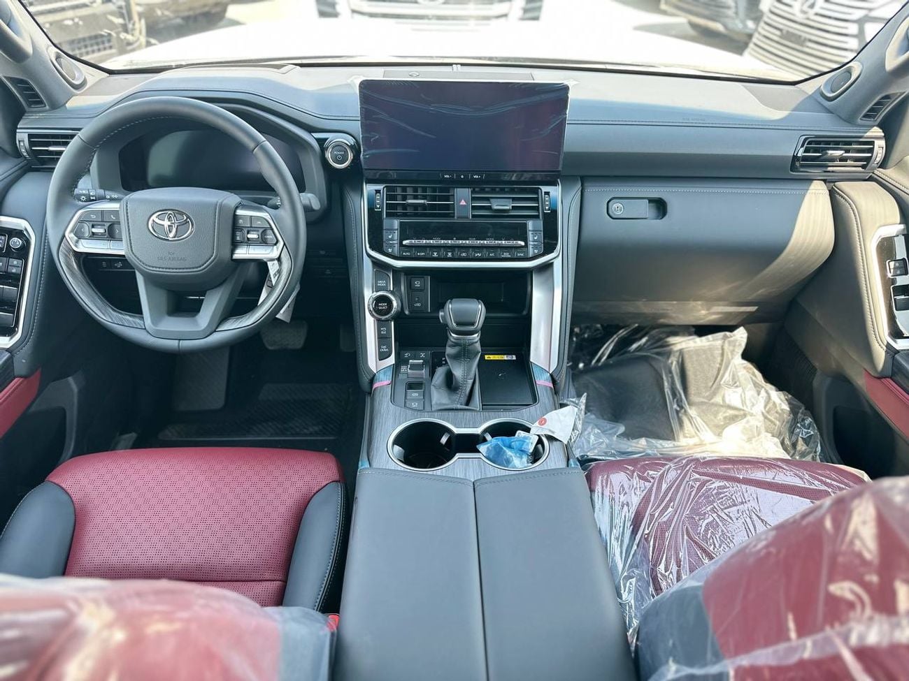 تويوتا لاند كروزر VXR 3.5 لتر هجينة أوتوماتيكية // كاملة المواصفات مع رادار، كاميرا 360 درجة، ذاكرة، مقاعد تدفئة وتبري