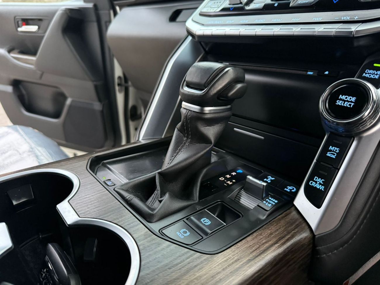 تويوتا لاند كروزر Toyota landcruise 2022MODEL Engine 3.3l Diesel Transmission Automatic Interior Black colour white pu