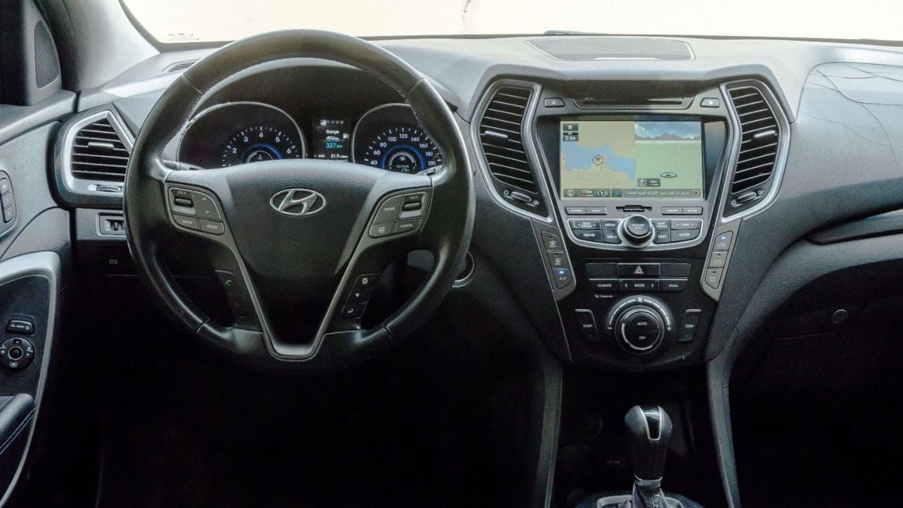 Hyundai Santa Fe 2016 Hyundai Santa Fe 3.3L AT Petrol (White)