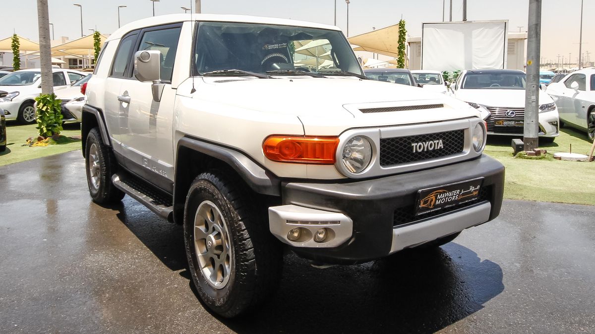 Toyota FJ Cruiser for sale: AED 59,999. White, 2012