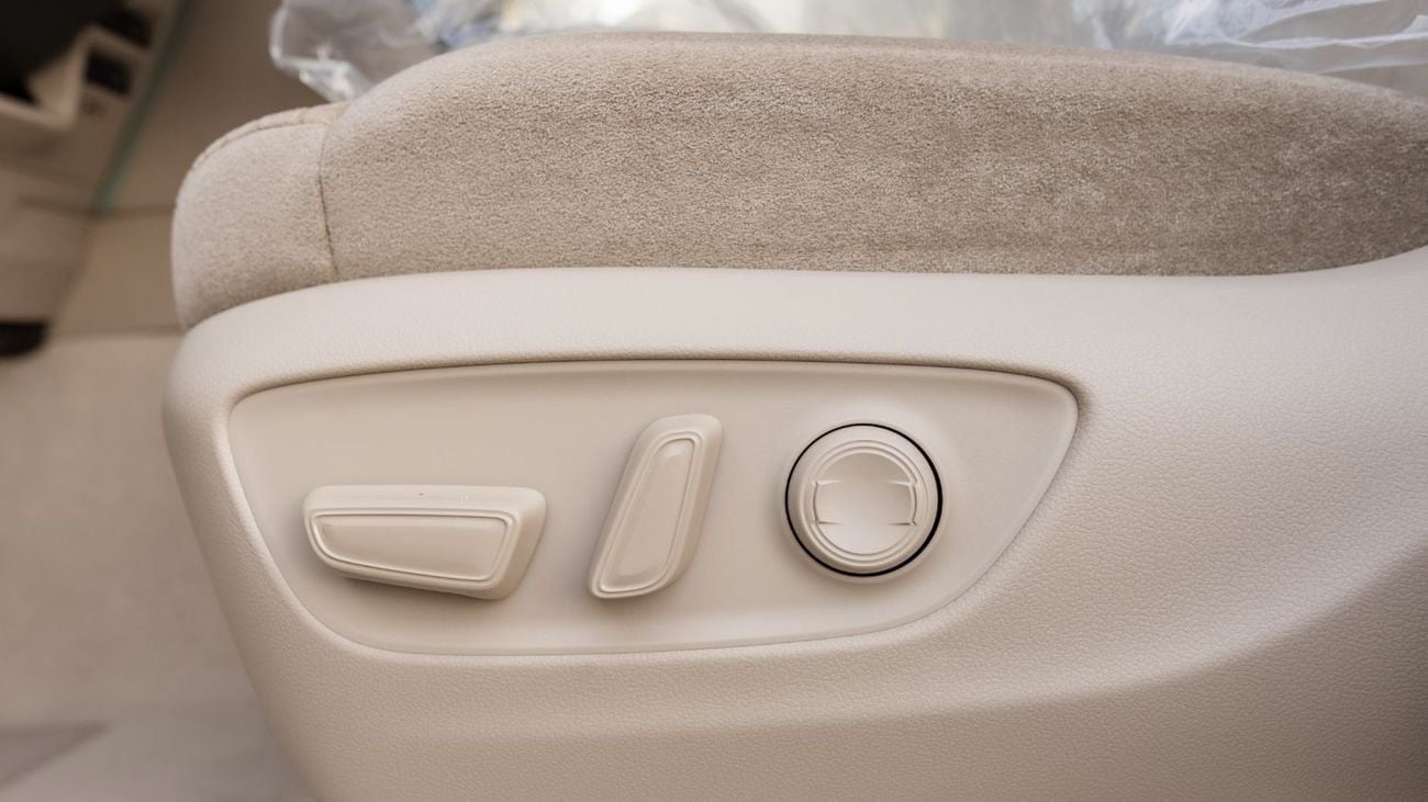 تويوتا لاند كروزر 2026 Toyota Land Cruiser GXR 3.5L AT Petrol (With Sunroof) (White-Beige)