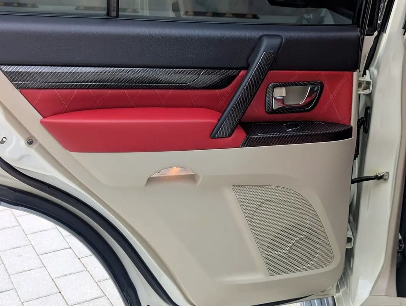 ميتسوبيشي باجيرو MODIFIED SIGNATURE EDITION GLS MID V6 3.5L GCC IN EXCELLENT CONDITION