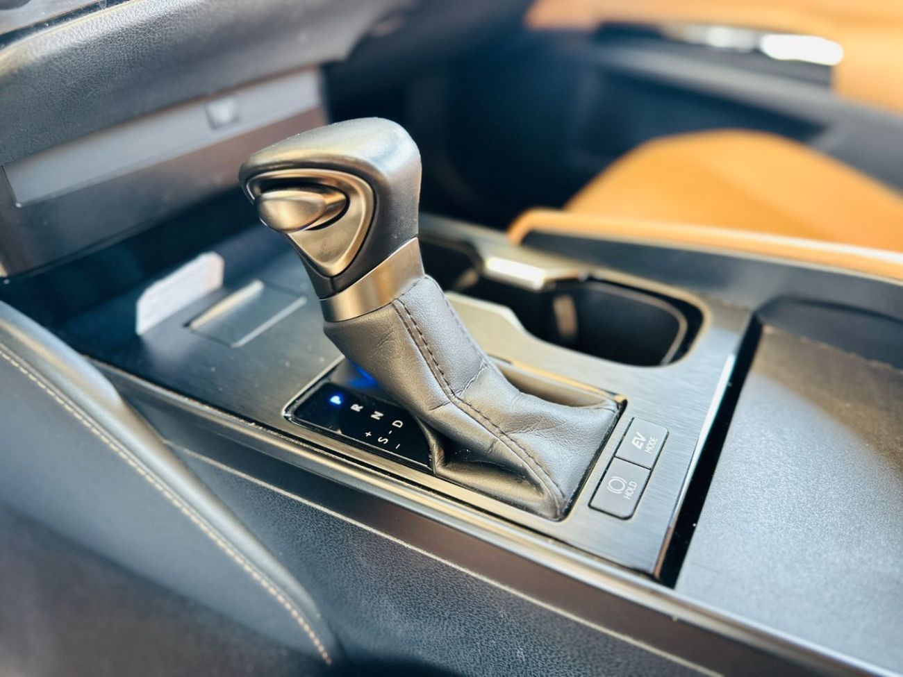 لكزس ES300h 2023 Lexus ES 300H - White inside Brown