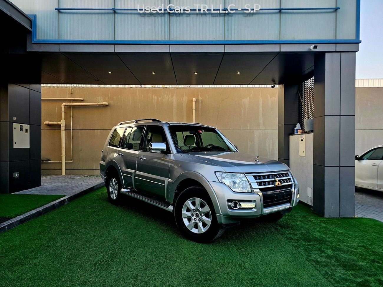ميتسوبيشي باجيرو GLS / SUNROOF/ LEATHER / ORIGINAL PAINT/ LOW MILEAGE / SINGLE OWNER