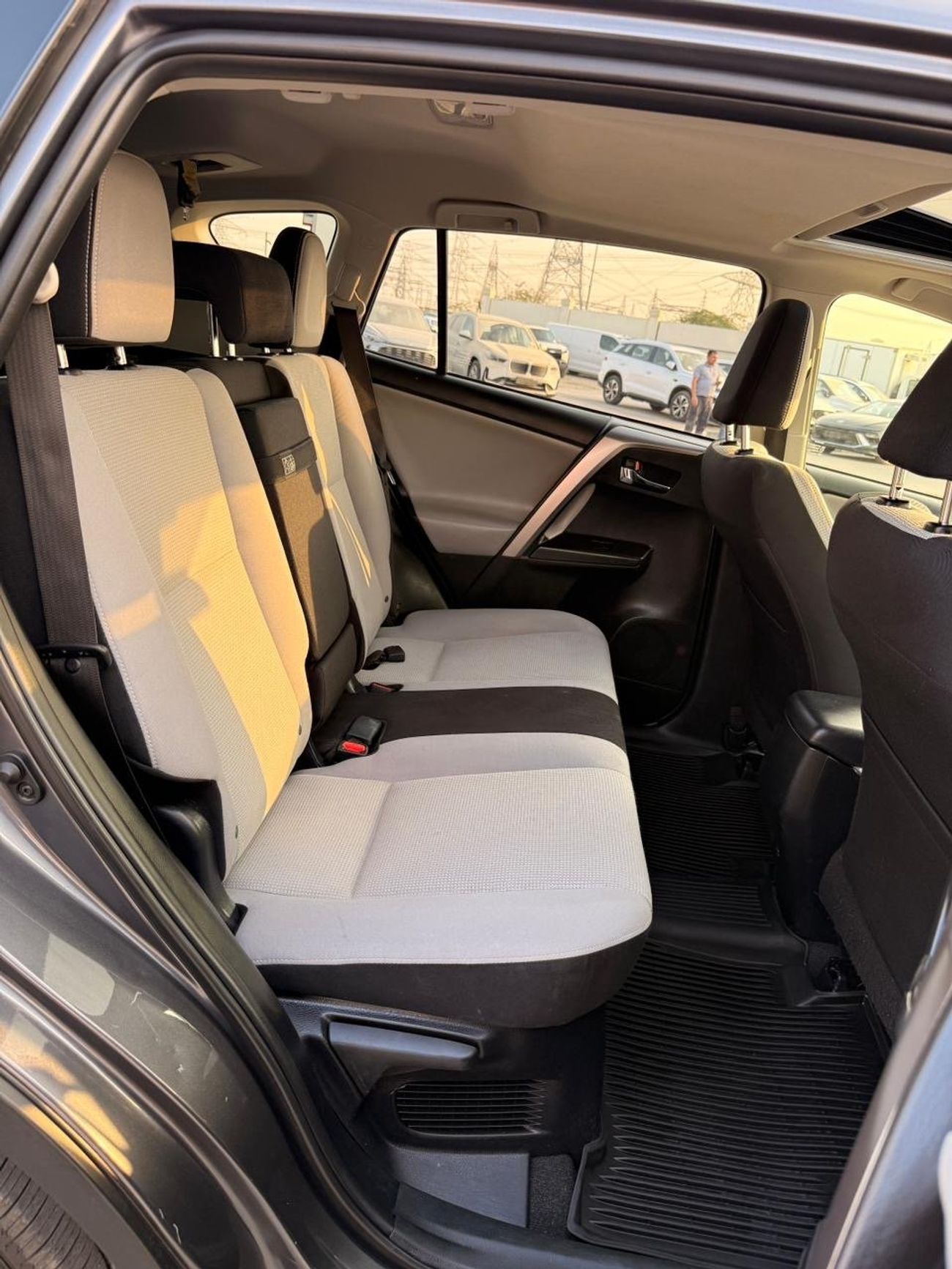 Toyota RAV4 Hybrid XLE 2.5L full option