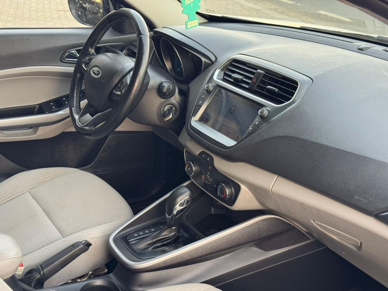 Ford Escort ECO CAR / GCC / BIG SCREEN / RIMS / APPLE ANDROID AUTO / IN PERFECT CONDITION