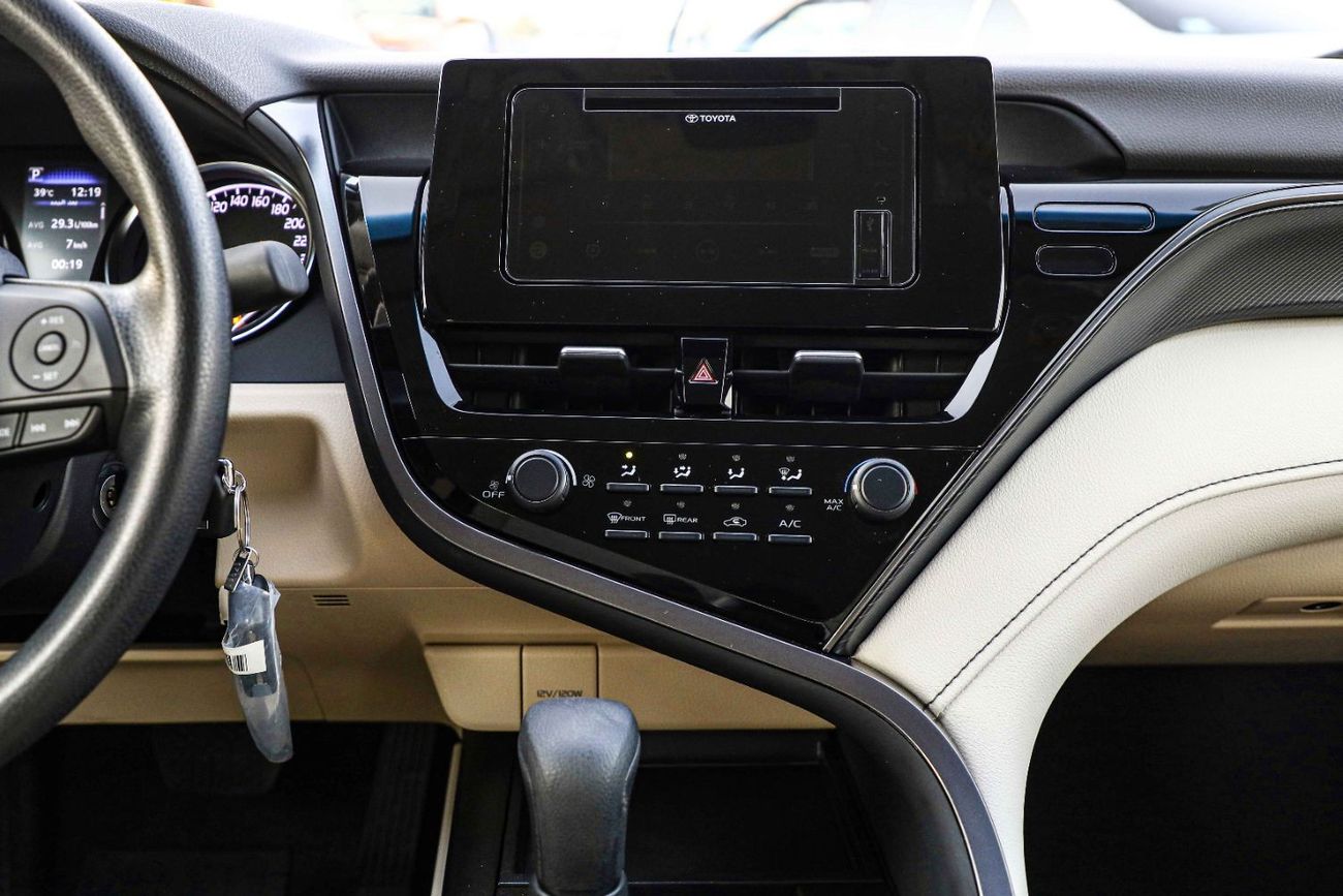 تويوتا كامري تويوتا كامري 2023 2.5 LE - أبيض بلاتيني لؤلؤي من الداخل بيج