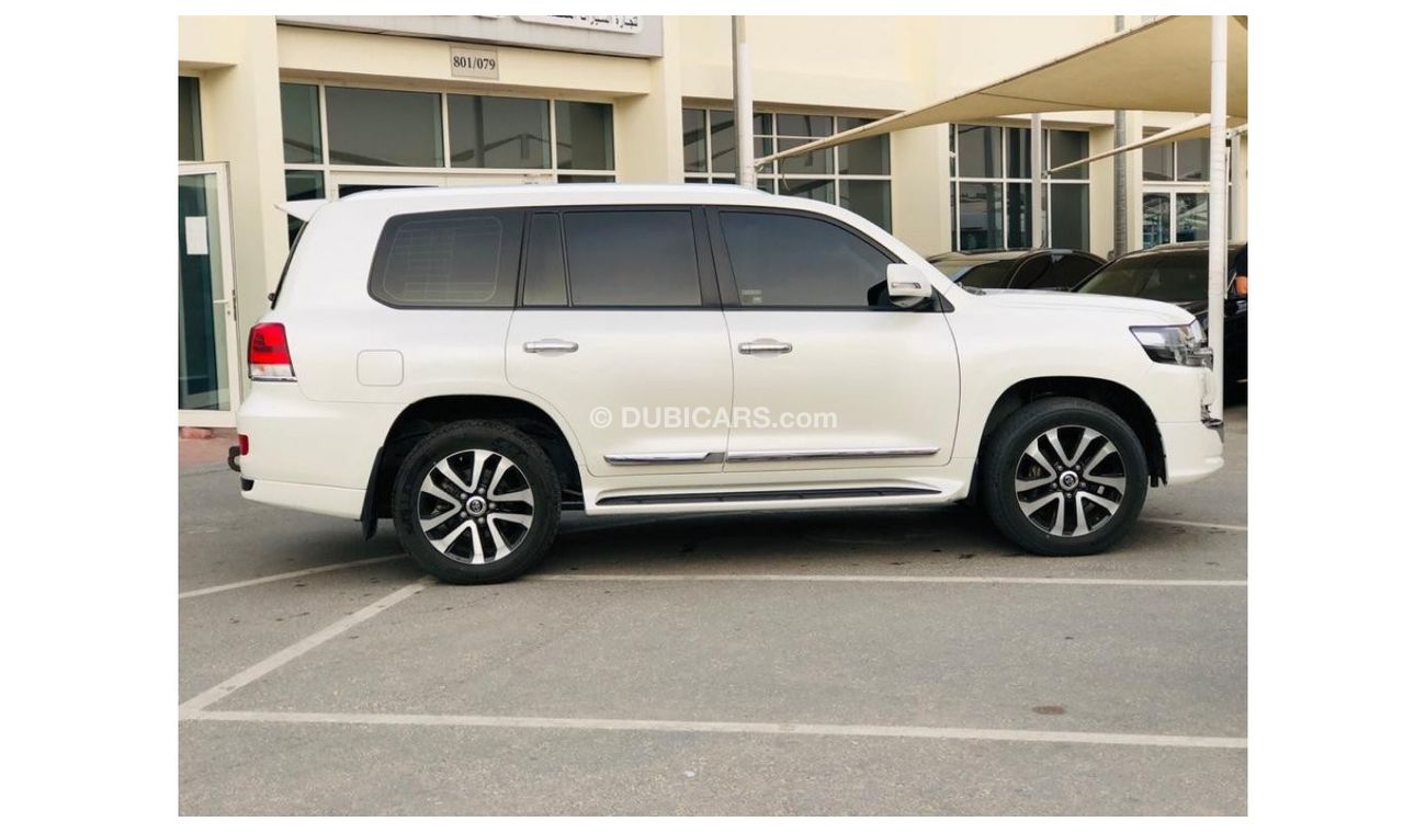 تويوتا لاند كروزر تويوتا لاند كروزر 2019 - GXR - 6 سلندر