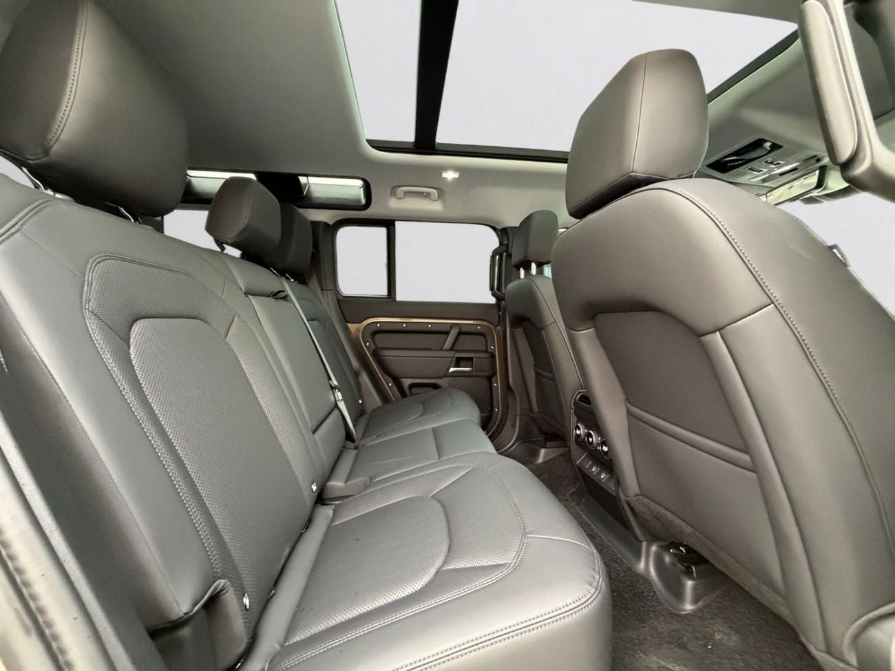 لاند روفر ديفندر 110 HSE X-DYNAMIC AGENCY WARRANTY & SERVICE CONTRACT UNTIL 2030  | LAND ROVER DEFENDER 110 HSE X-DYNAMIC | GCC SPECS