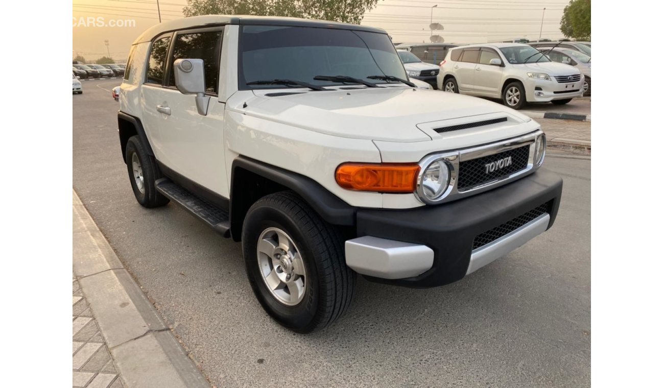 تويوتا إف جي كروزر petrol left hand drive 4000,L  Automatic year 2009 white color