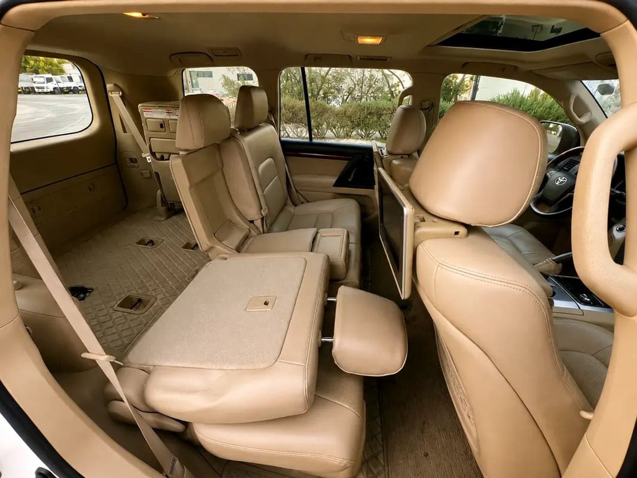 Toyota Land Cruiser GXR 3,360 P.M | | LANDCRUISER | GXR | 4.0L V6 | | GCC | ORIGINAL PAINT