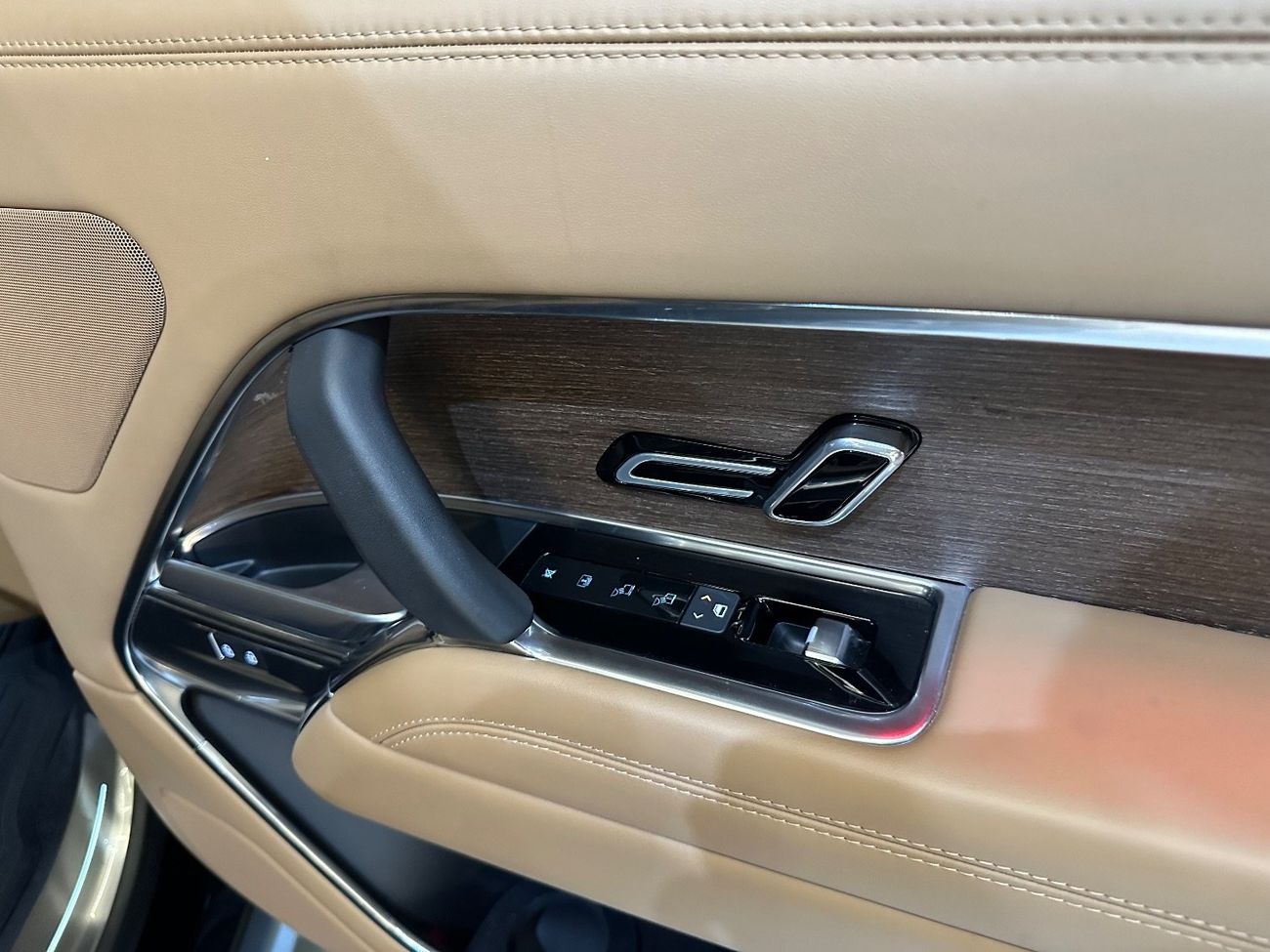 Land Rover Range Rover SE P360 3.0L RANGE ROVER VOUGE SE | 2025 | GCC UNDER WARRANTY & CONTRACT SERVICE FREE ( ALTAYER ) | 