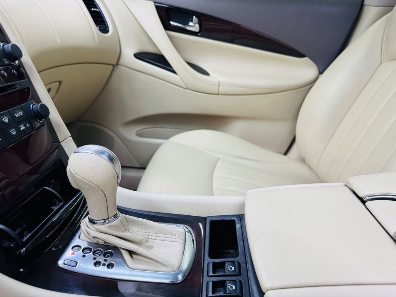 إنفينيتي QX50 Luxury 3.7L 4WD