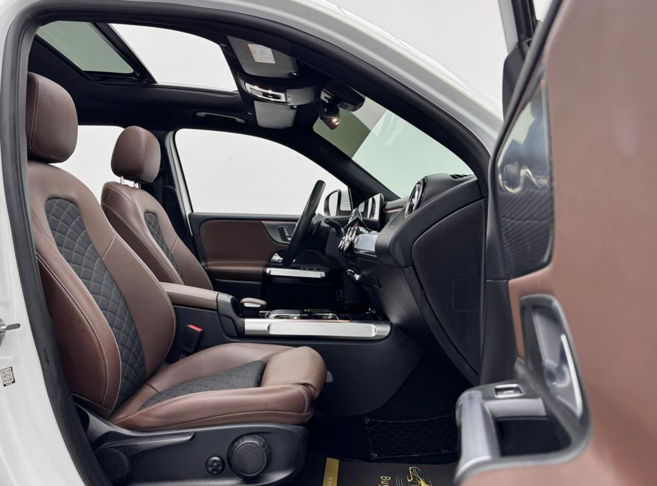 Mercedes-Benz GLB 250 4MATIC 2.0L 2020 Mercedes-Benz GLB 250 AMG 4MATIC, Mercedes Service History, 1 Year Warranty, GCC