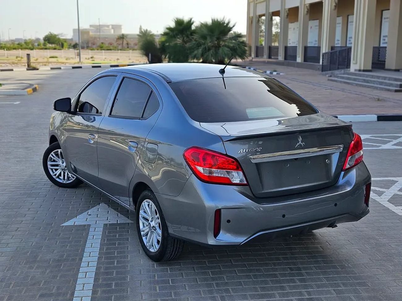ميتسوبيشي اتراج GLX GCC Premium Condition With Low KM Perfect Inside Out