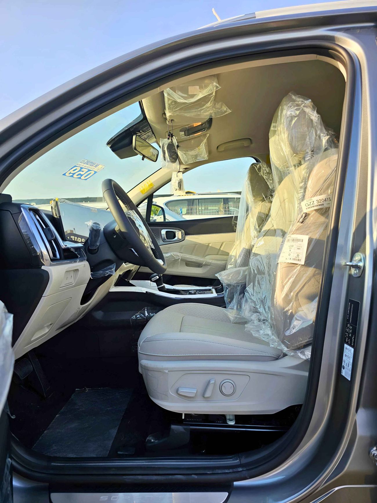 Kia Sorento 2.5L V4 PETROL / 360* CAMERA  / POWER SEATS & LEATHER / 4WD (CODE # 69093)