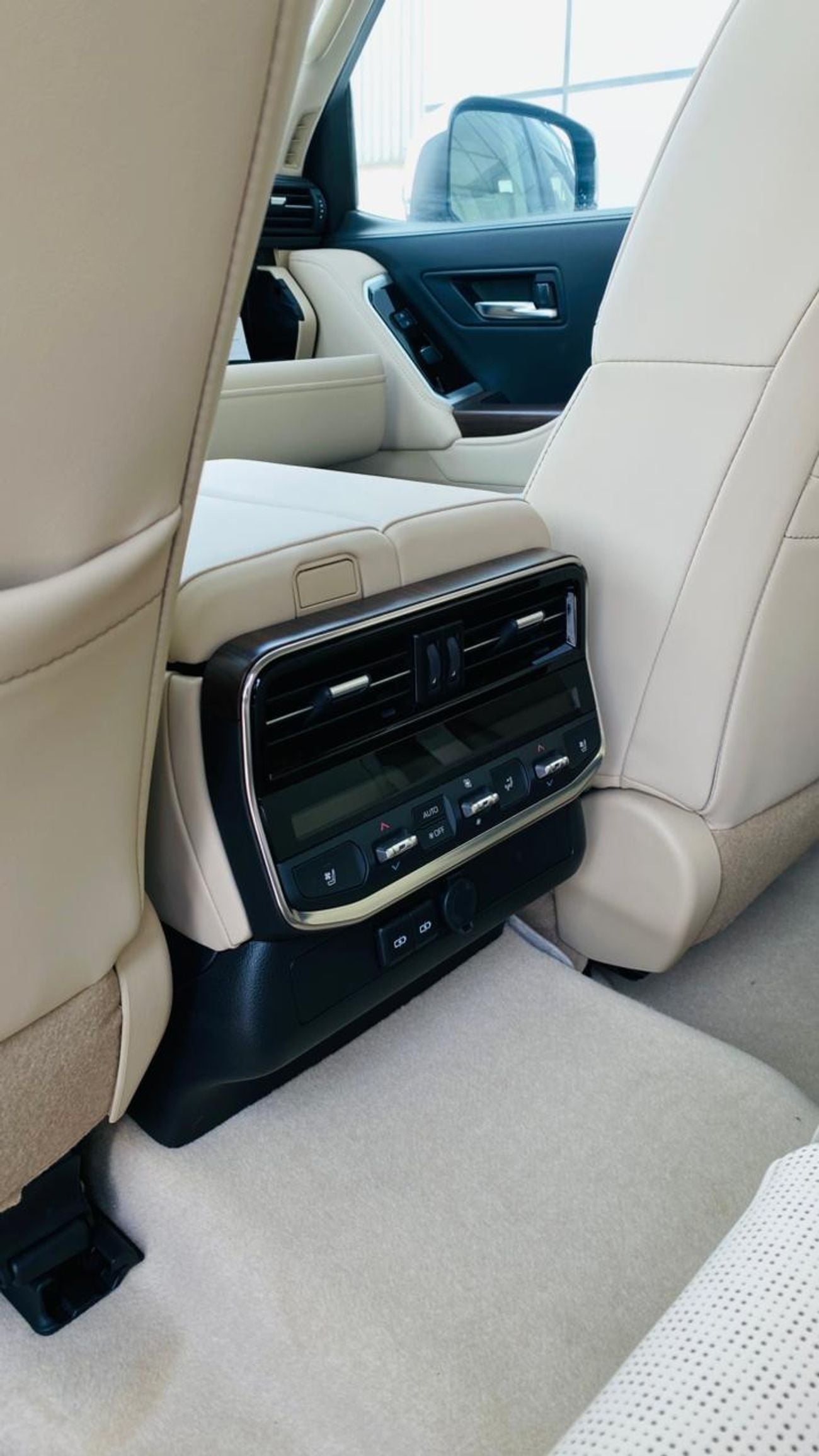 تويوتا لاند كروزر TOYOTA LAND CRUISER LC300 VX PETROL 4.0 HI 2025