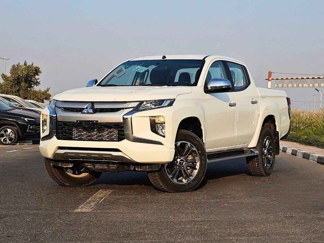 Mitsubishi L200 SPORTERO / 2.4L DIESEL / M/T / 4WD / SPECIAL OFFER / (CODE#68092)