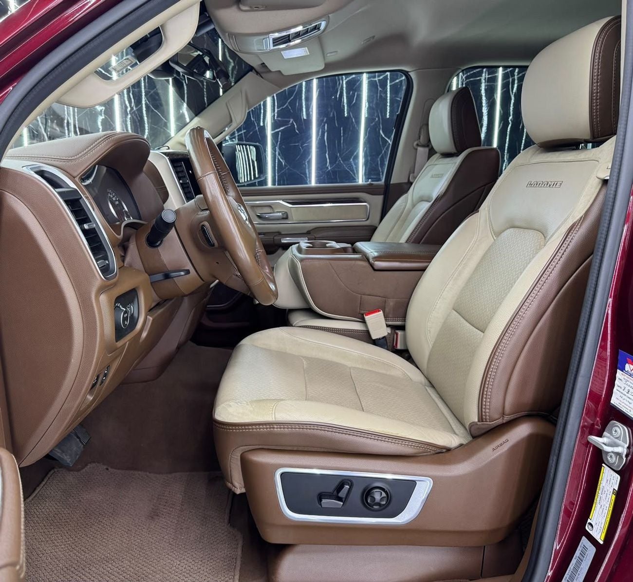 رام 1500 LARAMIE CREW 2020 RAM 1500 Laramie 5.7L HEMI V8 | 4x4 | GCC Ready | Luxury Pickup