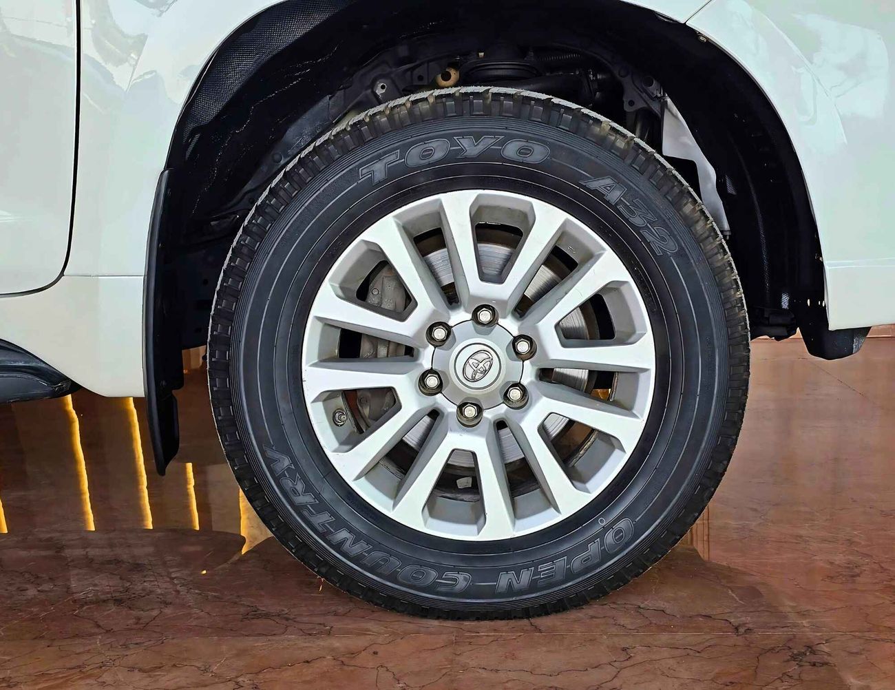 تويوتا برادو / VXR V4 2.7L / SUNROOF/ LEATHER / ELECTRIC SEATS/ DOWN TYRE / FULL OPTION / EXPORT ONLY /LOT#69094