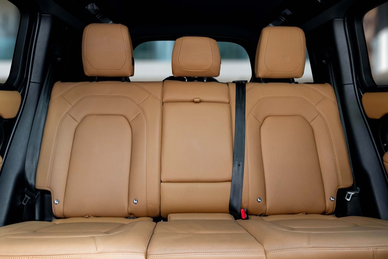 Land Rover Defender 6,218 P.M | P400 HSE | LR Warranty + S/Contract til 2029 | 0% Downpayment
