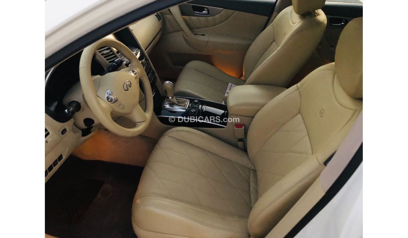 Infiniti QX70 Luxury Plus MODEL 2014 GCC CAR PERFECT CONDITION INSIDE AND OUTSIDE FULL OPTION SUN ROOF LEATHER SEA