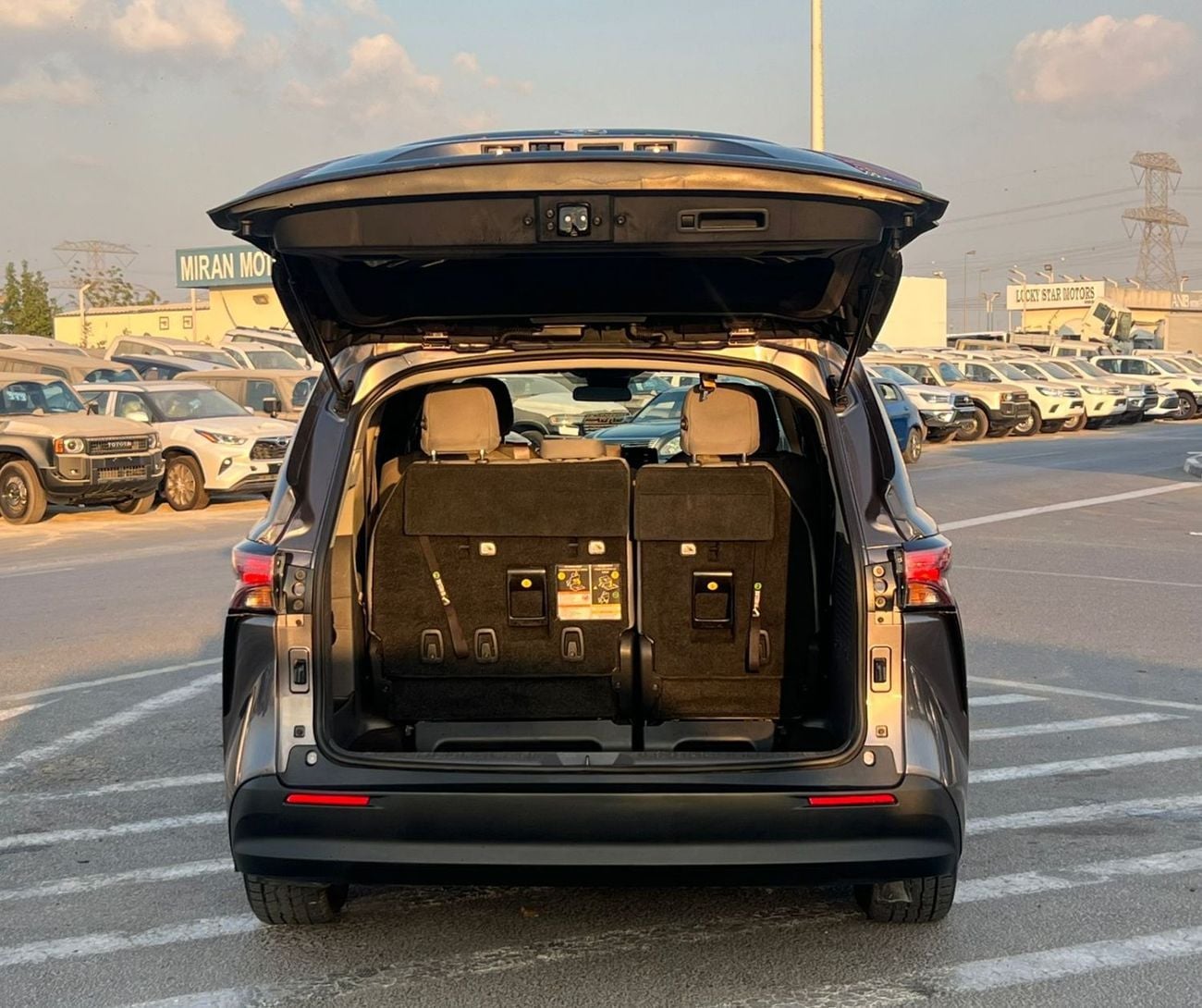 Toyota Sienna LE (NON GCC) 2021 Toyota Sienna Hybrid 2.5L V4 - 7 Seater Doors Full Auto With Radar -