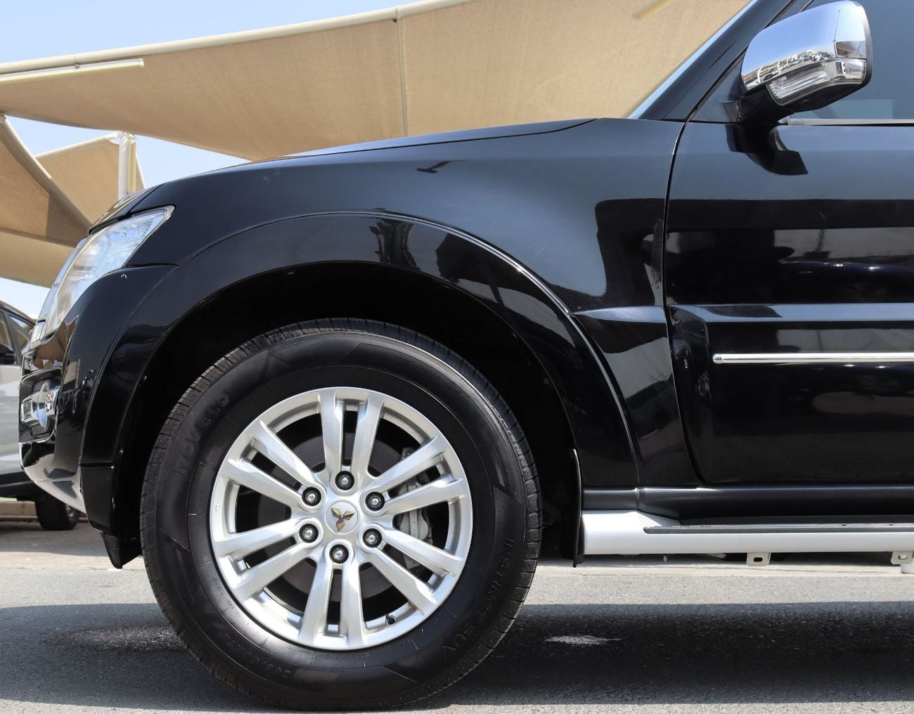 ميتسوبيشي باجيرو GLS H/L ROCKFORD PLATINUM خالية من الحوادث - خليجية - طلاء أصلي - حالة ممتازة من الداخل والخارج - 3800 سي سي - كاملة