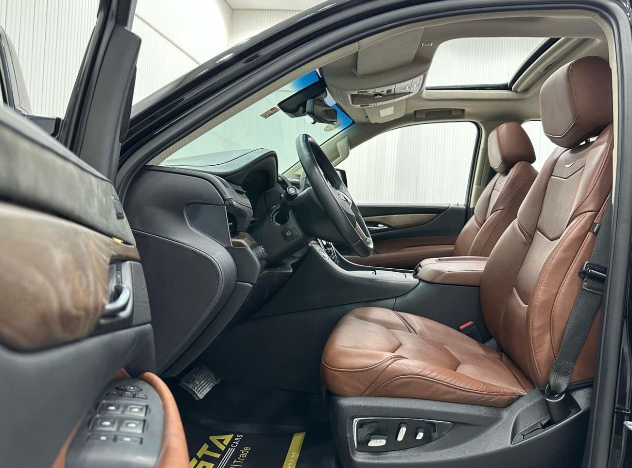 كاديلاك إسكالاد Std 6.2L 2019 Cadillac Escalade, 6.2 V8 4WD, 420bhp, 10 Auto Speed Gearbox. AED 199,000 or AED 3,117