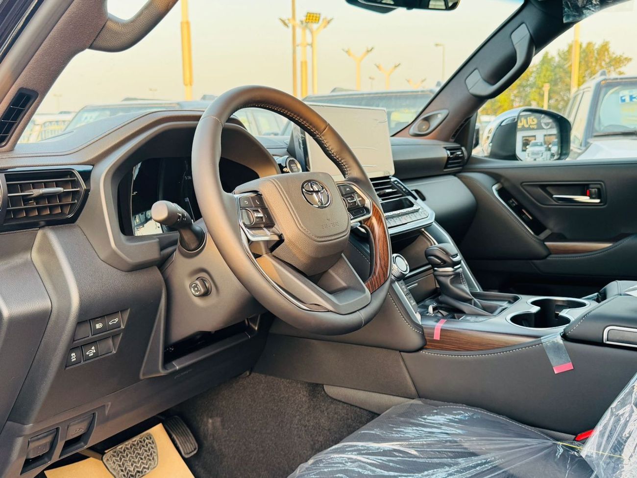 تويوتا لاند كروزر TOYOTA LC 300 VX 3.5L PTR GCC A/T F/O BLACK 2025
