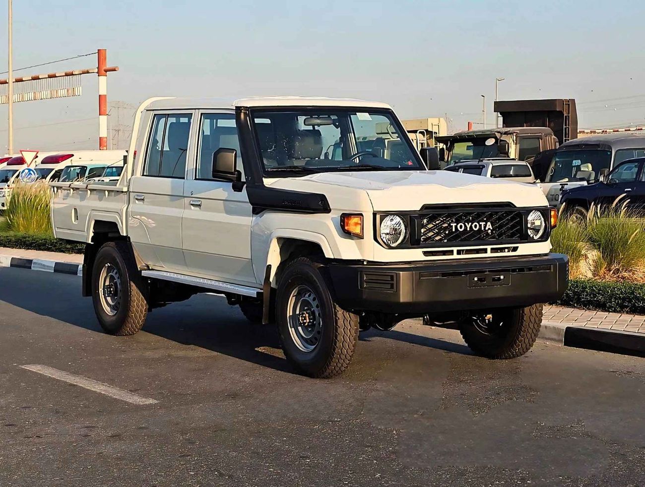 تويوتا لاند كروزر بيك آب / DOUBLE CABIN / 4.2L V6 DIESEL M/T / LEATHER SEATS / DIFFLOCK , SNORKEL / 4WD (CODE # 68084)