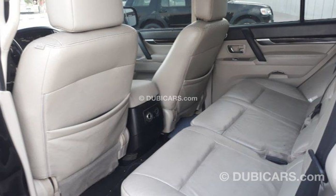 Mitsubishi Pajero 2011 Gulf Specs Full options 3.5 ltr Sunroof Leather interiors