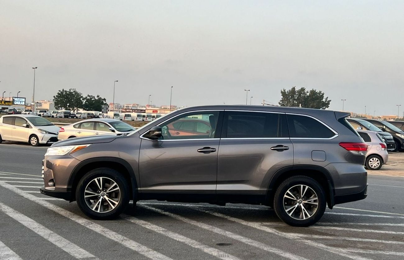 Toyota Highlander LE (NON GCC) 2019 Toyota Highlander 3.5L V6 - AWD 4x4 - Rear Camera - Leather seat 7 -