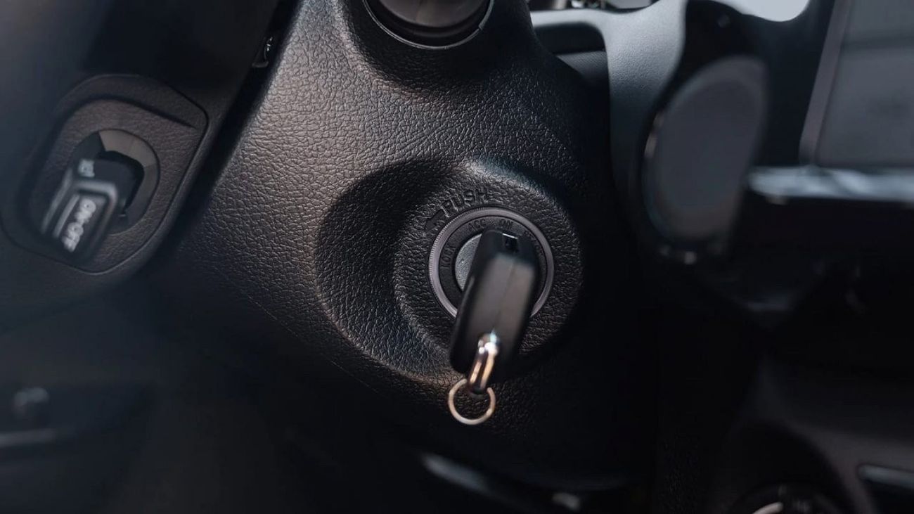 تويوتا هيلوكس HILUX 2.7L MANUAL