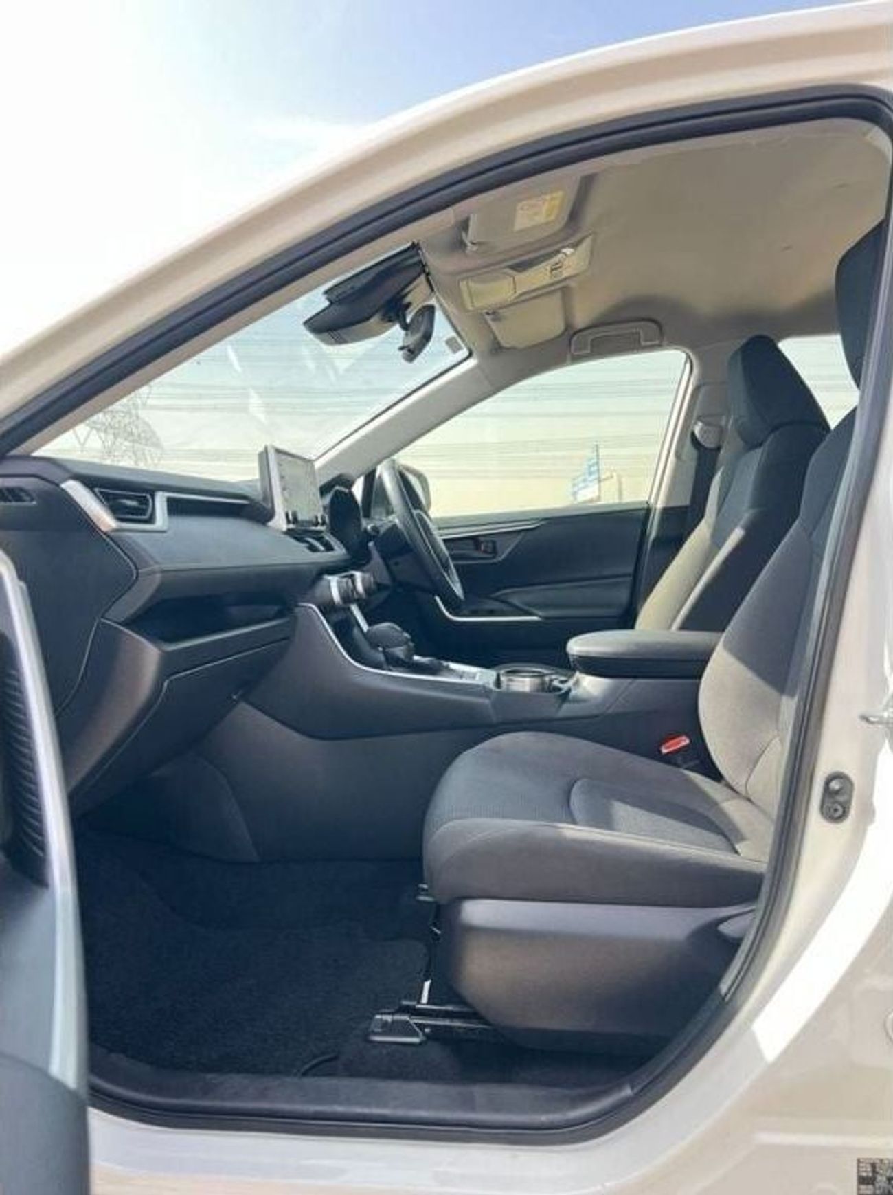 تويوتا راف ٤ hybrid petrol 2.5 liter right hand with  radar drive push start push start