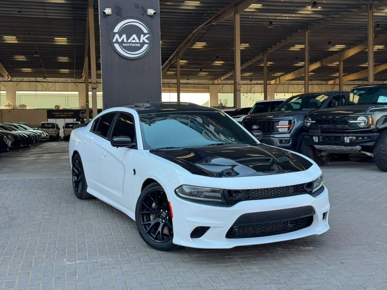 Dodge Charger HELLCAT 707HP / 6.2L V8 / LOW MILEAGE / SUNROOF / LEATHER SEATS / BLIND SPOTS / REMOTE START