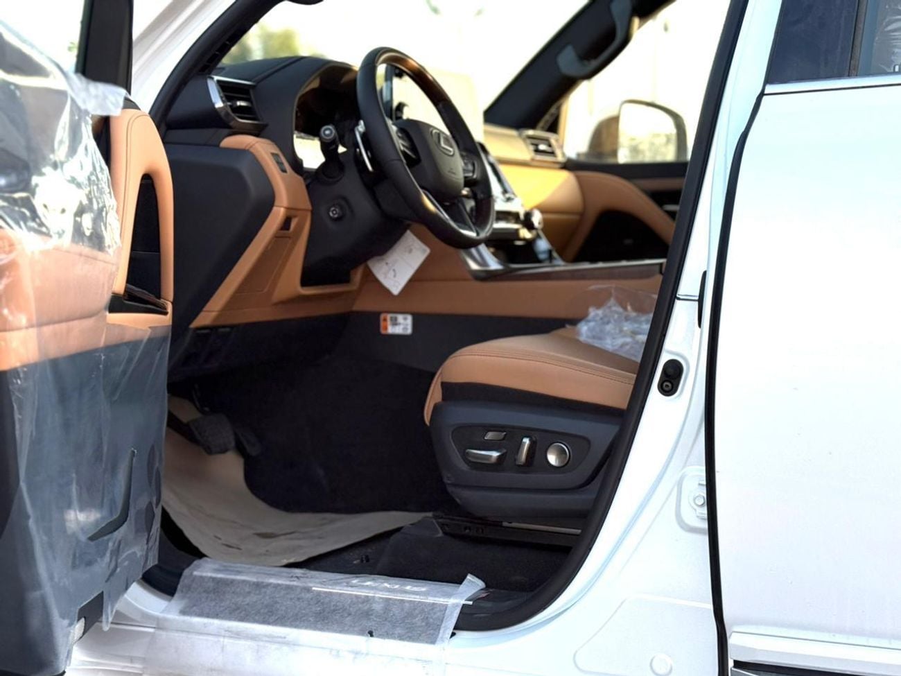 Lexus LX700h SIGNATURE WHITE INSIDE TAN