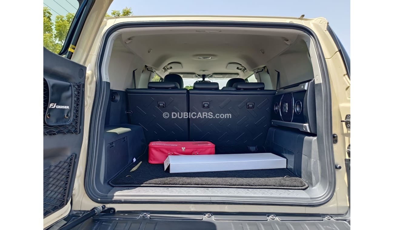 Toyota FJ Cruiser 4.0L PETROL / REAR CAMERA / DIFF LOCK / GCC SPECS / 4WD (CODE # 67859)