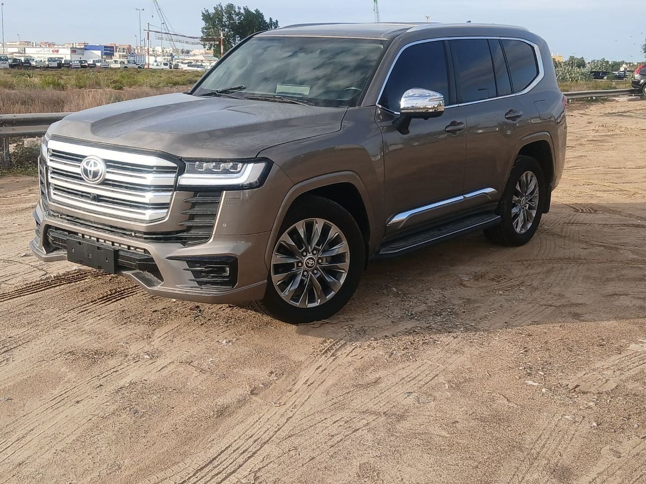 تويوتا لاند كروزر Toyota landcruise 2022MODEL 4.0L petrol Engine v6 Colour Brown push start Sunroof Transmission Autom