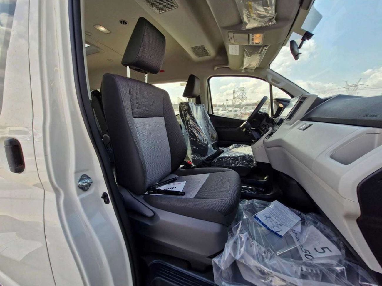 Toyota Hiace 2.8L DSL 13 SEATS HIGHROOF WITH SUNROOF AND DOOR HANDLE SAUDI SPECS