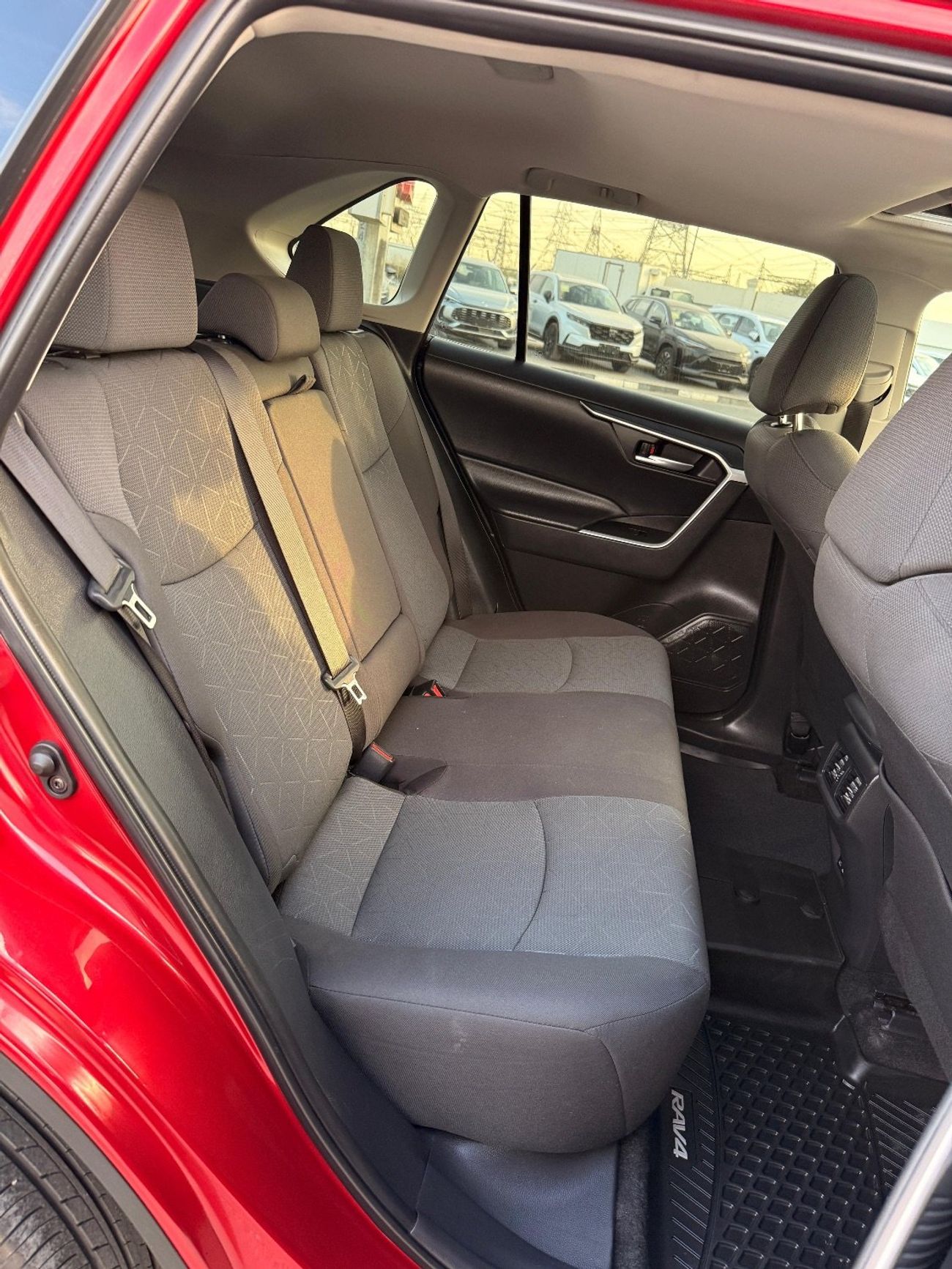 تويوتا راف ٤ XLE AWD 2.5 Sunroof  2024