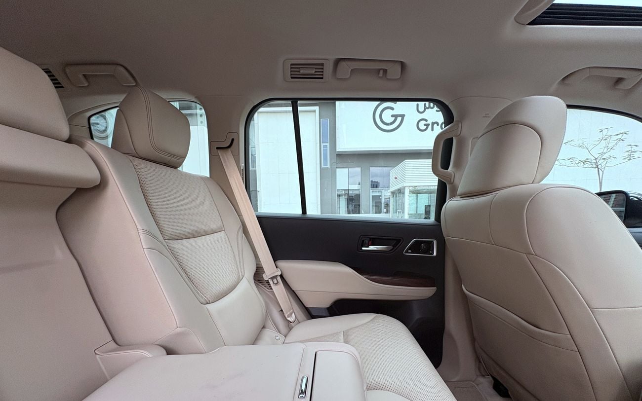 تويوتا لاند كروزر 2025 Land Cruiser VXR 4.0L V6 | 13,500 KM | Single Owner | Al-Futtaim | 80K Service Contract