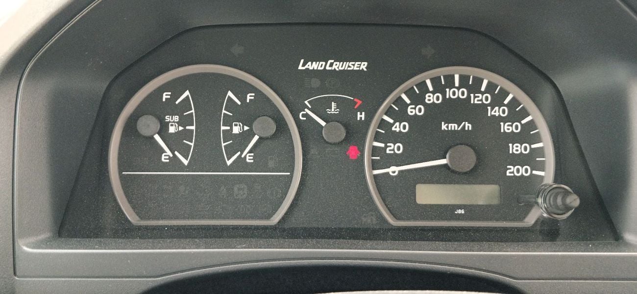 تويوتا لاند كروزر بيك آب 4.0L Petrol AT 4x4 2026YM