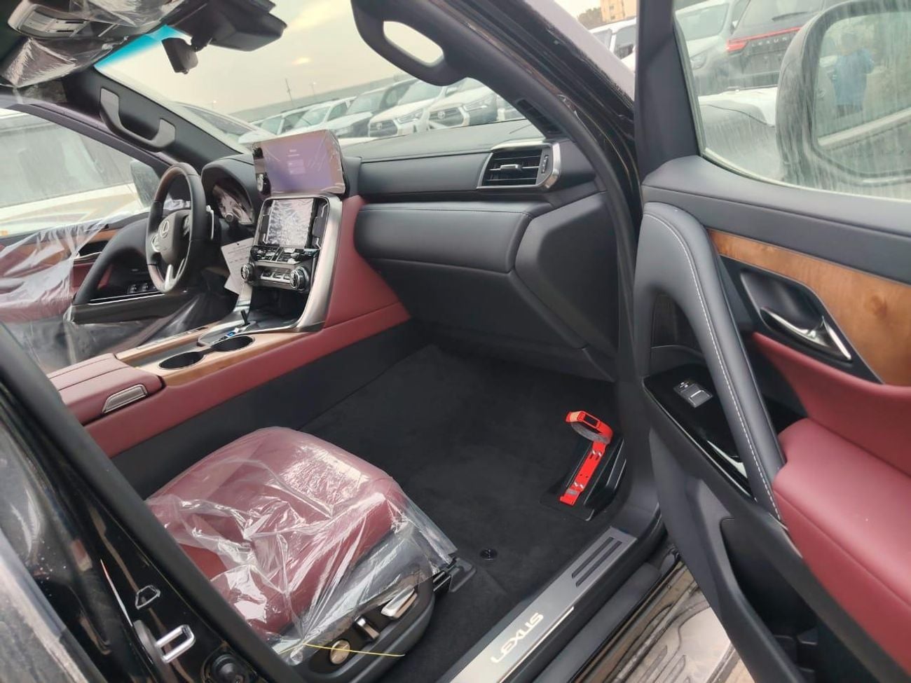 لكزس LX 700h Signature